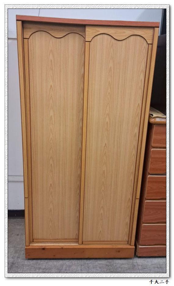 木色單衣櫃