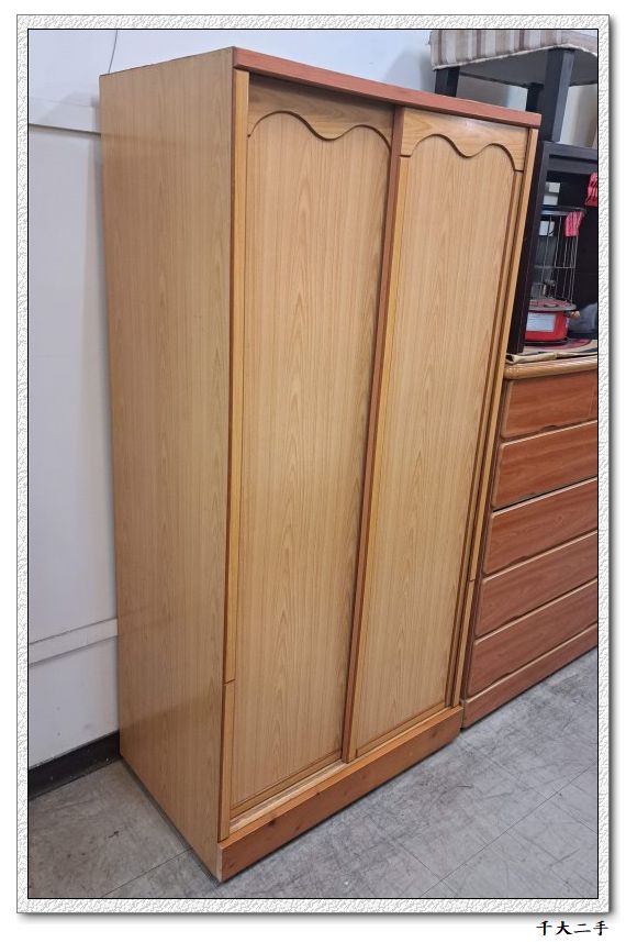 木色單衣櫃